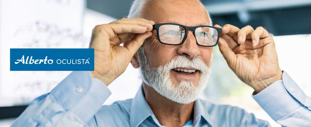 Alberto Oculista - senhor com barba experimenta óculos num oculista